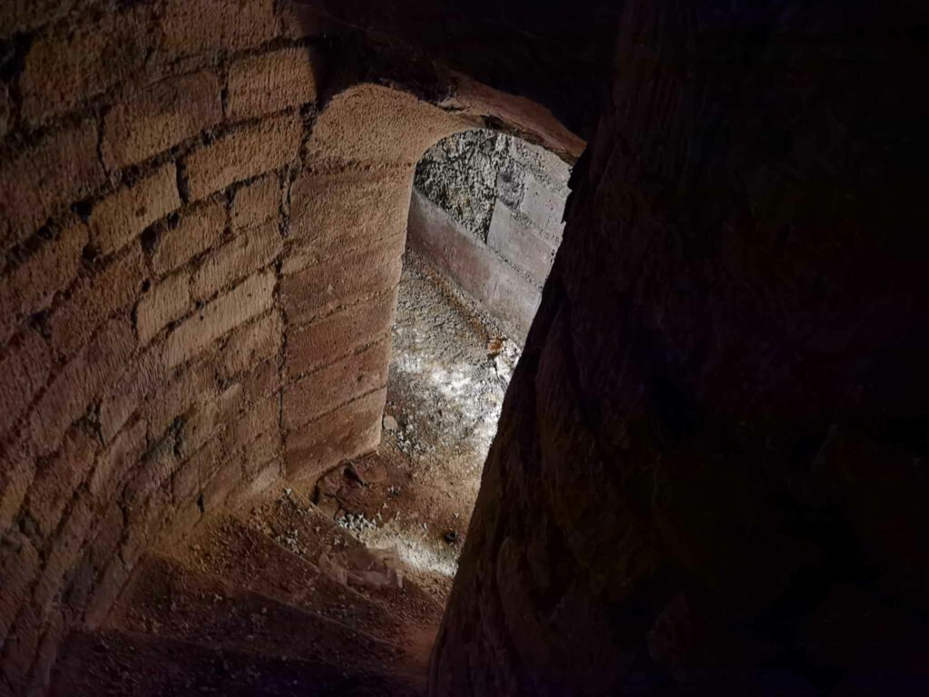 Un escalier d'accès à un aqueduc souterrain