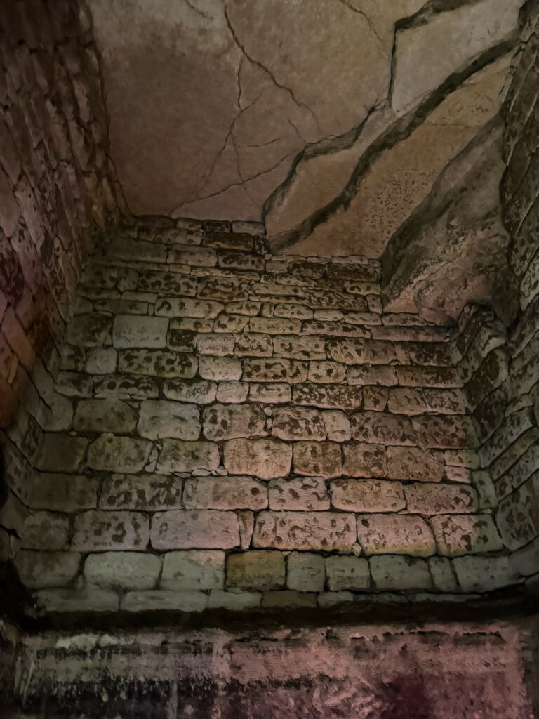 Photographie d'un des murs en moelons